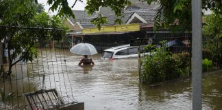 Seleb-Seleb Ini Ikut Jadi Korban Banjir Jabodetabek Seleb-Seleb Ini Ikut Jadi Korban Banjir Jabodetabek