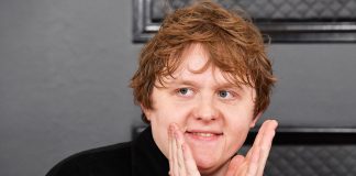 Cerita Lewis Capaldi Yang Dikira ‘Penonton’ Serobot Kursi Artis Cerita Lewis Capaldi Yang Dikira ‘Penonton’ Serobot Kursi Artis