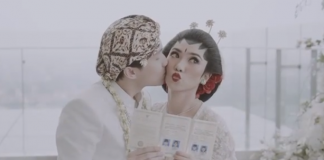 Bangganya Isyana Sarasvati Pamerin Buku Nikah Bangganya Isyana Sarasvati Pamerin Buku Nikah