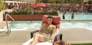 Kim Kardashian Nggak Pernah Berenang di Kolam Renangnya Sendiri Kim Kardashian Nggak Pernah Berenang di Kolam Renangnya Sendiri