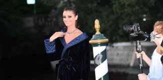 Taylor Hill Pakai Gaun Mirip Mantel Mandi di Venice Film Festival 2020 Taylor Hill Pakai Gaun Mirip Mantel Mandi di Venice Film Festival 2020