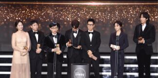 Social Distancing Ala SBS TV, Pakai Galah Kasih Piala Awards Social Distancing Ala SBS TV, Pakai Galah Kasih Piala Awards