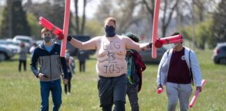 Seluruh Cowok Bernama Josh Ketemuan Buat Baku Hantam Massal Seluruh Cowok Bernama Josh Ketemuan Buat Baku Hantam Massal