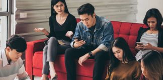 Phubbing: Anti Sosial Yang Nyuekin Orang Lain Pakai Alasan Main HP Phubbing: Anti Sosial Yang Nyuekin Orang Lain Pakai Alasan Main HP