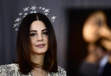 Lana Del Rey Dibawa-Bawa Angkatan Darat AS Saat Promosi Lana Del Rey Dibawa-Bawa Angkatan Darat AS Saat Promosi