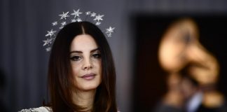 Lana Del Rey Dibawa-Bawa Angkatan Darat AS Saat Promosi Lana Del Rey Dibawa-Bawa Angkatan Darat AS Saat Promosi