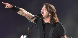 Dave Grohl Ternyata Selama Ini Tuli Dan Andalkan Gerak Bibir Orang Lain Dave Grohl Ternyata Selama Ini Tuli Dan Andalkan Gerak Bibir Orang Lain