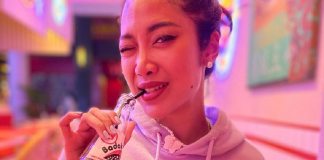 Widi Vierratale Baru Tahu Kalau Beneran Ada Minuman Badak i postingan terbaru Widi vokalisnya Vierratale, dia bilang baru tahu kalau ada minuman soda merk Badak yang pasti udah dikenal banget sama anak Medan