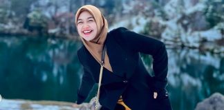 Ria Ricis Pipis Bawa HP yang Lagi Live Instagram Ria Ricis Pipis Bawa HP yang Lagi Live Instagram