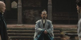 Ada Aktor Keturunan Indonesia di “Doctor Strange 2” Kiss FM Medan - Pasti pada nggak sadar kalau Master Hamir d film Doctor Strange 2 diperankan oleh aktor keturunan Indonesia. Bahkan nama aslinya juga Indonesia banget. Raden Topo Wresniwiro yang memerankan Master Hamir si asisten pribadi Ancient One ternyata udah muncul sejak di film pertama. Ia adalah penyihir bertangan satu yang sempat disangka sebagai Ancient One saat Doctor Strange pertama kali belajar sihir. Om Raden Topo juga muncul di film Disney lainnya lho, yaitu di Maleficent: Mistress of Evil sebagai Tundra Spiritual Fey. Dia juga memerankan karakter Ubert Quaril di film Star Wars: The Force Awakens. Om Raden Topo ini adalah aktor sekaligus konsultan film yang lahir di Semarang tapi sekarang kabarnya udah menetap di Inggris. Sayangnya minim informasi soal om Raden Topo, apalagi dia diketahui nggak memiliki media sosial apalagi fanspage. Btw, Doctor Strange: Multiverse Madness sekarang lagi populer banget dan berhasil menarik perhatian dunia. Hal ini terbukti dengan penjualan tiket film Doctor Strange in the Multiverse of Madness yang mencapai USD 27,2 juta dolar atau setara Rp 394 miliar.