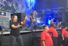 Juru Bahasa Isyarat Di Konser Ini Menarik Perhatian Juru Bahasa Isyarat Di Konser Ini Menarik Perhatian