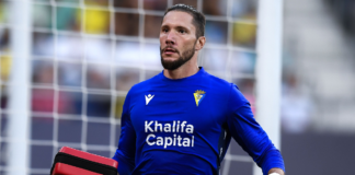 Aksi Heroik Kiper Cadiz Ini Tuai Sorotan Biarpun Timnya Kalah Aksi Heroik Kiper Cadiz Ini Tuai Sorotan Biarpun Timnya Kalah