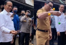 Pak Jokowi Juga Main Lato-Lato Pak Jokowi Juga Main Lato-Lato