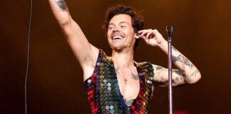 Muka Shock Harry Styles Habis Celananya Robek di Panggung Muka Shock Harry Styles Habis Celananya Robek di Panggung