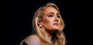 Adele Menangis Lihat Fansnya Bawa Foto Mendiang Istri Adele Menangis Lihat Fansnya Bawa Foto Mendiang Istri