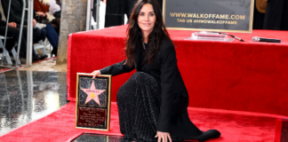 Courteney Cox Standby Jaga Walk of Fame-nya Tetap Kinclong Courteney Cox Standby Jaga Walk of Fame-nya Tetap Kinclong