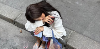 Lisa Buktikan Kalau Sendal Jelly Memang Teman Liburan Lisa Buktikan Kalau Sendal Jelly Memang Teman Liburan