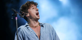 Banyak Korban, Charlie Puth Minta Stop Lempar Barang Ke Panggung Banyak Korban, Charlie Puth Minta Stop Lempar Barang Ke Panggung