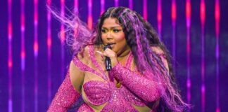 Lizzo Ngakak Lihat Banner Penonton Konsernya Lizzo Ngakak Lihat Banner Penonton Konsernya