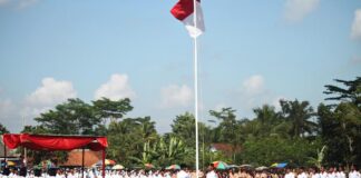 Kelakuan Orang-Orang Saat Ikut Upacara 17 Agustus Kelakuan Orang-Orang Saat Ikut Upacara 17 Agustus