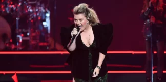 Kelly Clarkson Cuma Kasih Izin Fans Lempar Berlian ke panggung Kelly Clarkson Cuma Kasih Izin Fans Lempar Berlian ke panggung