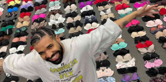 Drake Koleksi Semua Bra Yang Dilempar Fans ke Panggungnya Drake Koleksi Semua Bra Yang Dilempar Fans ke Panggungnya