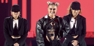 Fans Luar Agnez Mo Minta Tanda Tangan Buat Jadi Tato Fans Luar Agnez Mo Minta Tanda Tangan Buat Jadi Tato