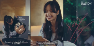 Plakat 1 Miliar Streams Dari Spotify, Dijadikan Alas Makan Lisa Plakat 1 Miliar Streams Dari Spotify, Dijadikan Alas Makan Lisa