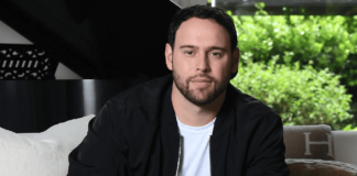 Scooter Braun Dukung Israel, Army BTS Tuntut HYBE Pecat Dia Kiss FM Medan - Fan BTS atau ARMY mendesak HYBE segera mencopot Scooter Braun dari jajaran pemimpin perusahaan karena CEO HYBE Amerika itu diduga dukung Israel selama konflik di Gaza yang telah menewaskan hampir 30 ribu orang. Permintaan ini nggak cuma hanya di sosial media, Army sampai mengirimkan truk protes ke depan gedung HYBE di Yongsan pada 23 Februari. Truk itu menampilkan tulisan ""ARMY Korea dan Internasional (basis penggemar global BTS) menuntut divestasi HYBE dari Zionisme dan Zionis di industri ini." "Jangan mengabaikan ketika hal yang sama terjadi pada nenek moyang Anda di Korea, terjadi pada orang Palestina. Kami meminta Anda membela kemanusiaan, untuk hak sisi sejarah dan melawan kekerasan," bunyi tulisan pada truk yang mereka kirim. Banyak penggemar BTS menganggap Braun telah merusak pesan keberagaman dan inklusif yang disampaikan grup idolanya melalui musik selama ini. Sehingga, mereka kini menuntut pemecatan CEO tersebut. Namun, HYBE merespons bahwa semua pernyataan Braun bukan sikap perusahaan. Sedangkan Braun menanggapi dengan foto-foto terbaru di akun Instagramnya dengan salah satu caption menyebutkan soal masa depan HYBE Amerika. "Hal-hal hebat dalam bisnis tidak pernah dilakukan oleh satu orang. Hal-hal hebat itu dilakukan oleh sekelompok orang-Steve Jobs. Hari yang menyenangkan bagi perusahaan kami. Lebih jauh ke depan. #HYBE," tulis Braun di Instagram.