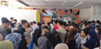 Antrian Membludak di Kantor Pos Medan Demi e-Materai CPNS 2024 Antrian Membludak di Kantor Pos Medan Demi e-Materai CPNS 2024