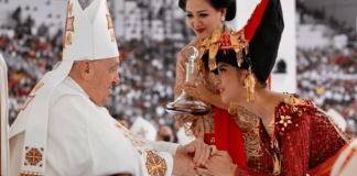 Penampilan Cantik Lyodra Dengan Baju Adat Karo di Misa Akbar Penampilan Cantik Lyodra Dengan Baju Adat Karo di Misa Akbar