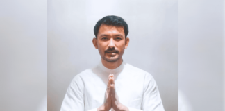 Penampilan Baru Rio Dewanto Pakai Koko, Sarung Dan Kopiah Penampilan Baru Rio Dewanto Pakai Koko, Sarung Dan Kopiah