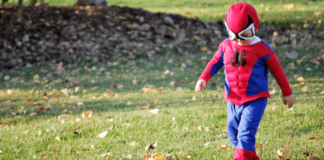 Pengen Jadi Spider Man, Anak Ini Biarkan Dirinya Digigit Laba-Laba Black Widow Pengen Jadi Spider Man, Anak Ini Biarkan Dirinya Digigit Laba-Laba Black Widow