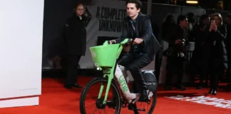 Naik Sepeda di Premiere, Timothee Chalamet Kena Denda 12 Juta Naik Sepeda di Premiere, Timothee Chalamet Kena Denda 12 Juta