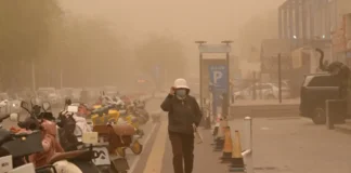 Warga Tiongkok Larang Sesama Warga Keluar Rumah Terutama Yang BB <50 Kg Warga Tiongkok Larang Sesama Warga Keluar Rumah Terutama Yang BB