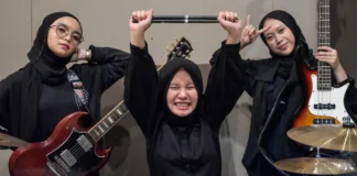 Band VOB Ternyata Manggung Malah Nggak Suka Pakai Ear Monitor. Lah? Kok Bisa? Band VOB Ternyata Manggung Malah Nggak Suka Pakai Ear Monitor. Lah? Kok Bisa?