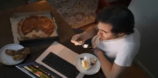 Kenapa Ya Makan Sambil Nonton Udah Jadi Kebiasaan? Kenapa Ya Makan Sambil Nonton Udah Jadi Kebiasaan?